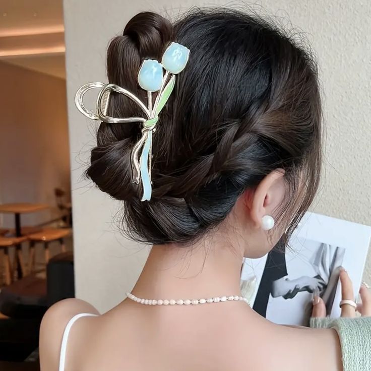 Tulip design Clutcher