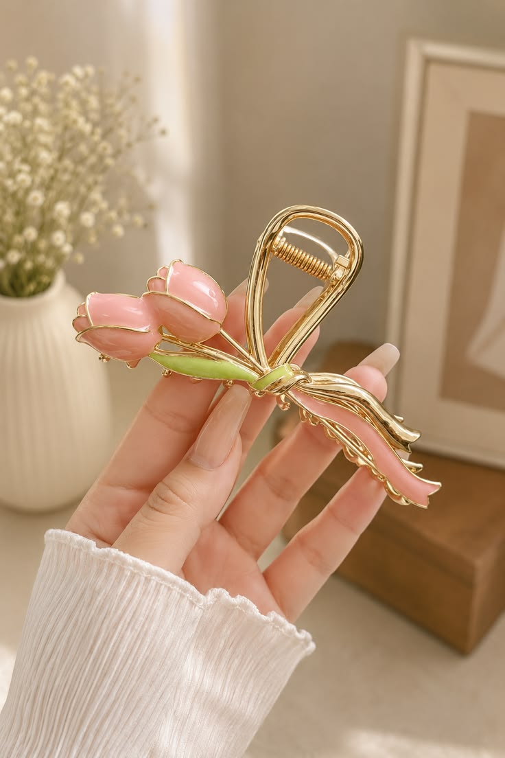 Tulip design Clutcher